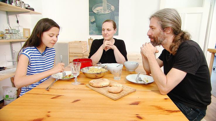 Die Familie versucht vegan und ohne Plastik zu leben Die Familie versucht vegan und ohne Plastik zu leben