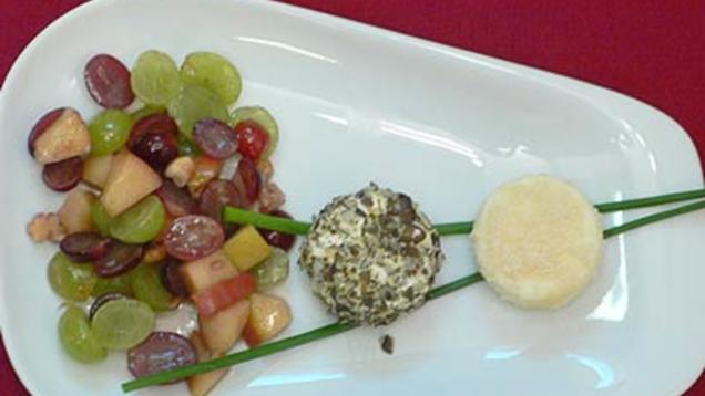 Rezept: Panierte Ziegenkäsetaler an warmem Trauben-Apfelsalat Rezept: Panierte Ziegenkäsetaler an warmem Trauben-Apfelsalat