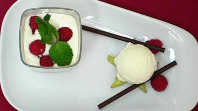 Rezept: Minzecreme mit Joghurteis und frischen Himbeeren Rezept: Minzecreme mit Joghurteis und frischen Himbeeren