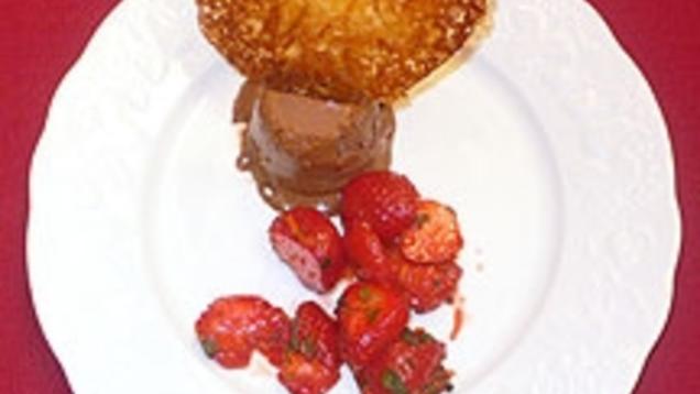 Rezept: Schokoladenparfait mit Orangentuiles und marinierten Erdbeeren Rezept: Schokoladenparfait mit Orangentuiles und marinierten Erdbeeren