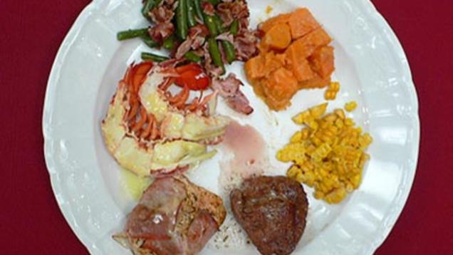 Rezept: Steaks von Rind, Pute und Rock Lobster mit Gemüse und Süßkartoffeln Rezept: Steaks von Rind, Pute und Rock Lobster mit Gemüse und Süßkartoffeln