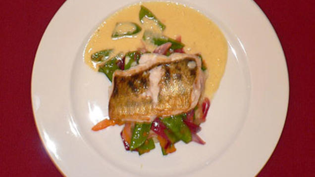 Rezept: Gebratener Zander auf Sellerie-Stampfkartoffeln an einer Beurre blanc Rezept: Gebratener Zander auf Sellerie-Stampfkartoffeln an einer Beurre blanc