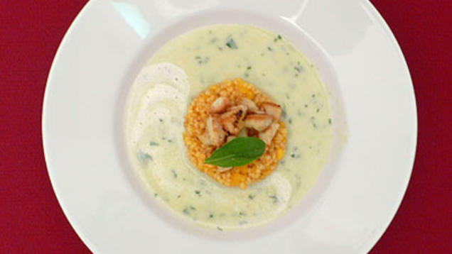 Rezept: Petersilienwurzelsuppe mit Graupen- und Steckrübeneinlage Rezept: Petersilienwurzelsuppe mit Graupen- und Steckrübeneinlage