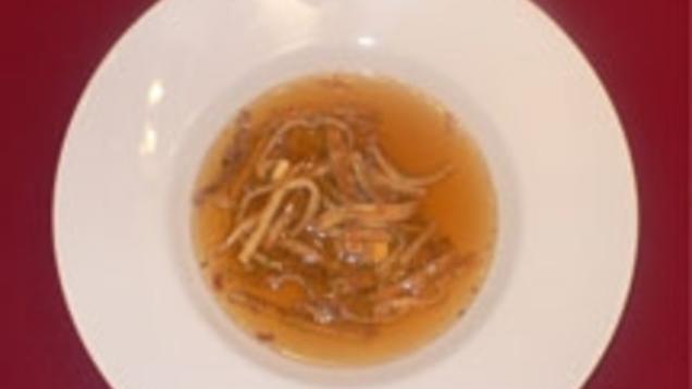 Rezept: Rinderkraftbrühe mit Flädle und Eierstich Rezept: Rinderkraftbrühe mit Flädle und Eierstich