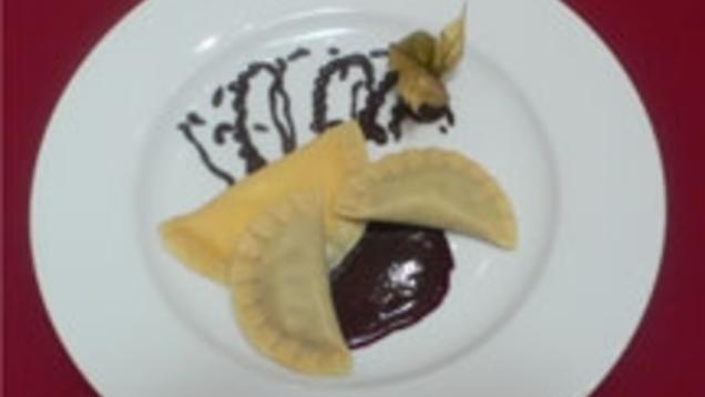 Rezept: Süße Maultäschle auf einem Fruchtspiegel Rezept: Süße Maultäschle auf einem Fruchtspiegel