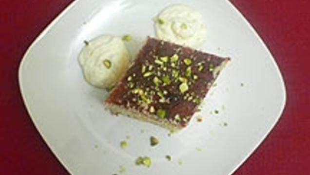 Rezept: Kokosnusskuchen mit Ouzo-Sahne und griechische Käseauswahl Rezept: Kokosnusskuchen mit Ouzo-Sahne und griechische Käseauswahl