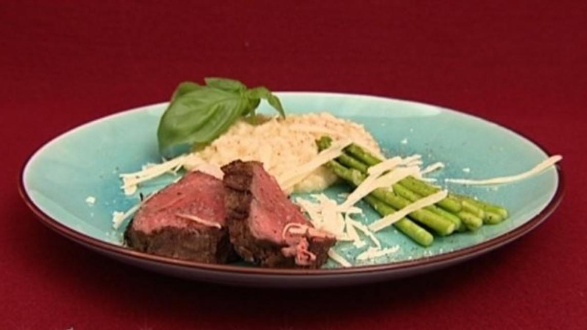 Das perfekte Promi Dinner Rezepte Rinderfilet mit Zitronenrisotto und karamellisiertem grünen