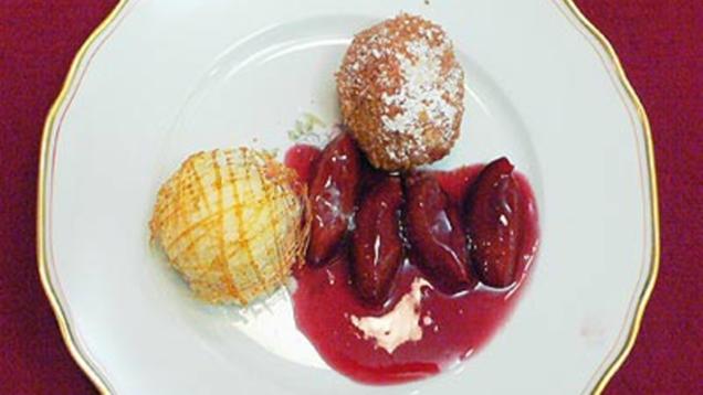 Rezept: Topfenknödel mit glasierten Zwetschgen und Vanilleeis Rezept: Topfenknödel mit glasierten Zwetschgen und Vanilleeis