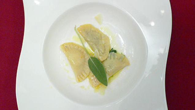 Rezept: Dreierlei gefüllte Ravioli in Salbeibutter Rezept: Dreierlei gefüllte Ravioli in Salbeibutter