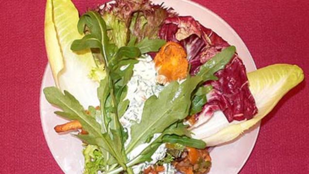 Rezept: Salat mit warmen Pfifferlingen und Petersilienschmand Rezept: Salat mit warmen Pfifferlingen und Petersilienschmand