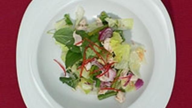 Rezept: Hühnerfleischsalat mit Thaikräutern und Dekonstruierte Gazpacho Rezept: Hühnerfleischsalat mit Thaikräutern und Dekonstruierte Gazpacho