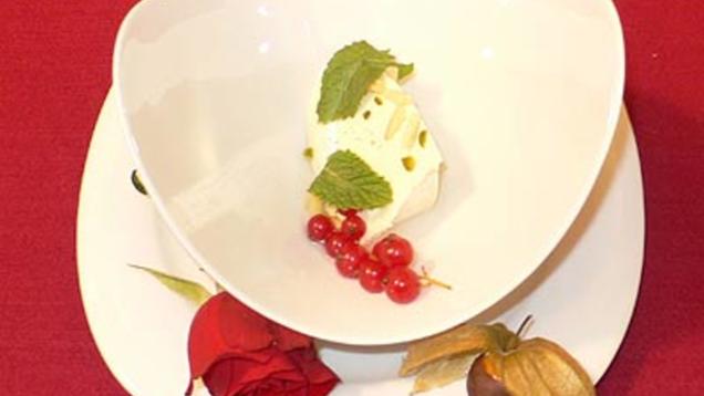 Rezept: Sahnepudding mit Rosenwasser Rezept: Sahnepudding mit Rosenwasser