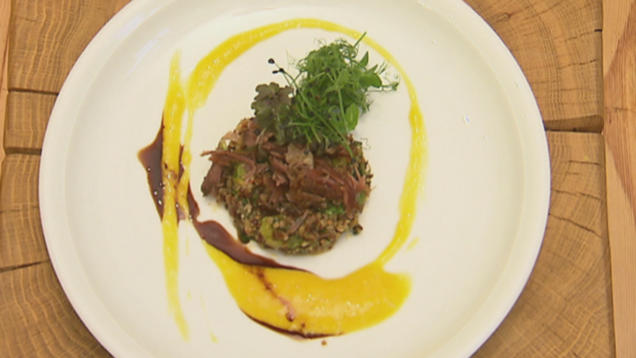 Rezept: Quinoasalat mit wildem Brokkoli, Kalamansi, confierter Entenkeule (Kolja Kleeberg) Rezept: Quinoasalat mit wildem Brokkoli, Kalamansi, confierter Entenkeule (Kolja Kleeberg)