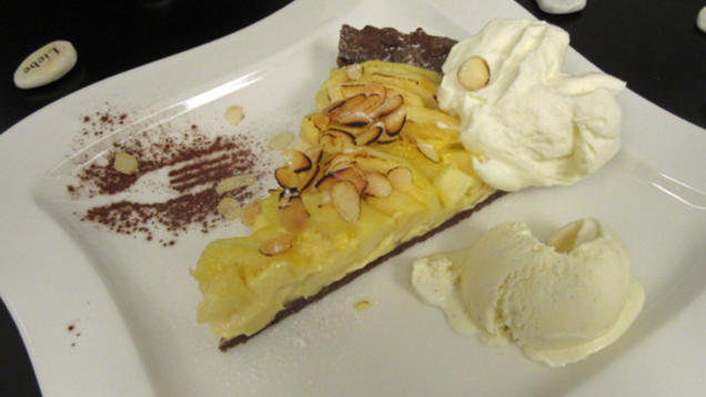 Rezept: Warmer Apfelkuchen mit einer Mandel-Karamell-Kruste, Sahne und Vanilleeis Rezept: Warmer Apfelkuchen mit einer Mandel-Karamell-Kruste, Sahne und Vanilleeis