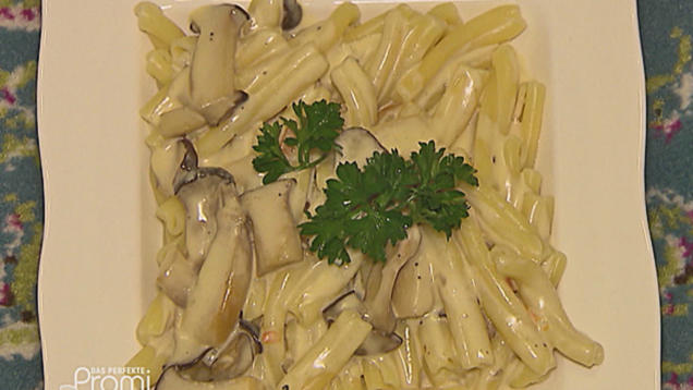 Rezept: Pasta mit Pilz Sahne Soße und Salat (Helena Fürst) Rezept: Pasta mit Pilz Sahne Soße und Salat (Helena Fürst)
