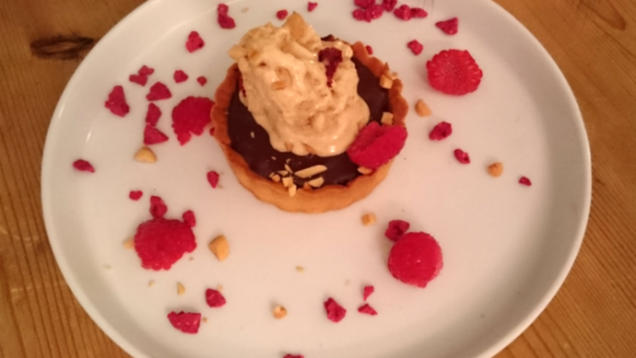 Rezept: Peanut- Butter-Jelly-Tarte mit Erdnusseis und Himbeere Rezept: Peanut- Butter-Jelly-Tarte mit Erdnusseis und Himbeere