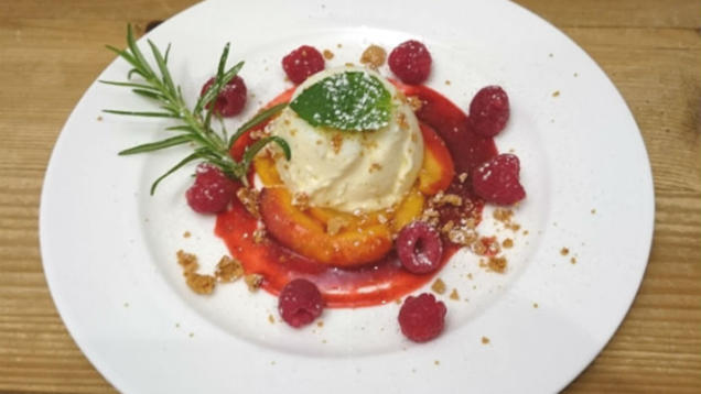Rezept: Rosmarin-Pannacotta mit gebratenen Pfirsichscheiben und Himbeeren Rezept: Rosmarin-Pannacotta mit gebratenen Pfirsichscheiben und Himbeeren