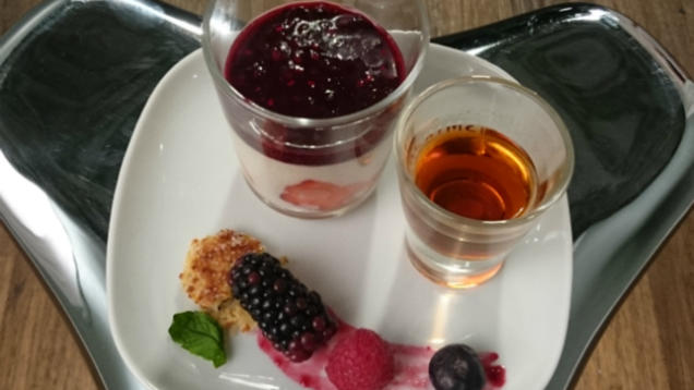 Rezept: Le Blanc Manger aux fruits rouge (Mandelmilchpudding mit roten Früchten) Rezept: Le Blanc Manger aux fruits rouge (Mandelmilchpudding mit roten Früchten)