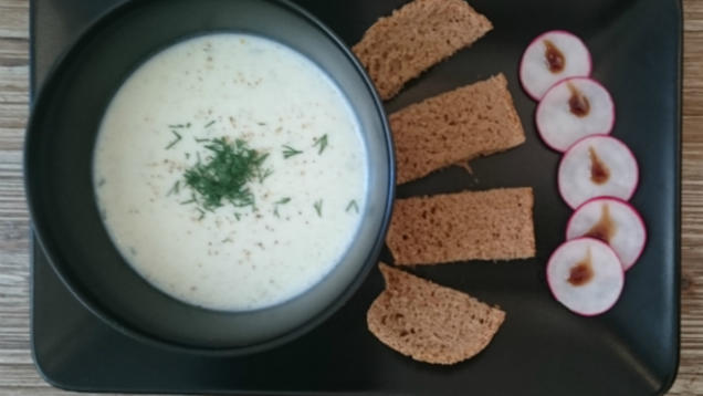 Rezept: Kalte Senfgurkencremesuppe mit Bierbrot Rezept: Kalte Senfgurkencremesuppe mit Bierbrot