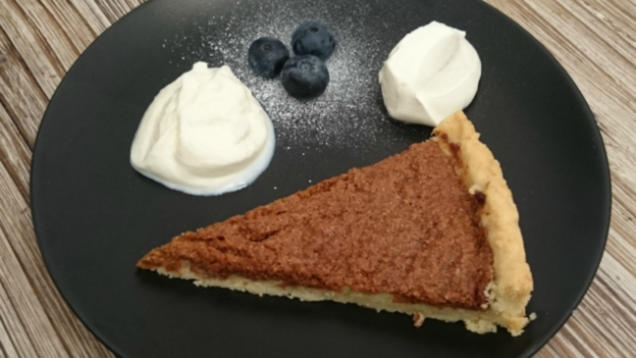 Rezept: Treacle tart with clotted cream Rezept: Treacle tart with clotted cream
