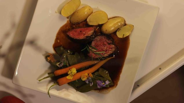 Rezept: Supreme vom Rind aus dem Bergheu mit Vanillekarotten, Zuckerschoten und Rosmarinkartoffeln Rezept: Supreme vom Rind aus dem Bergheu mit Vanillekarotten, Zuckerschoten und Rosmarinkartoffeln
