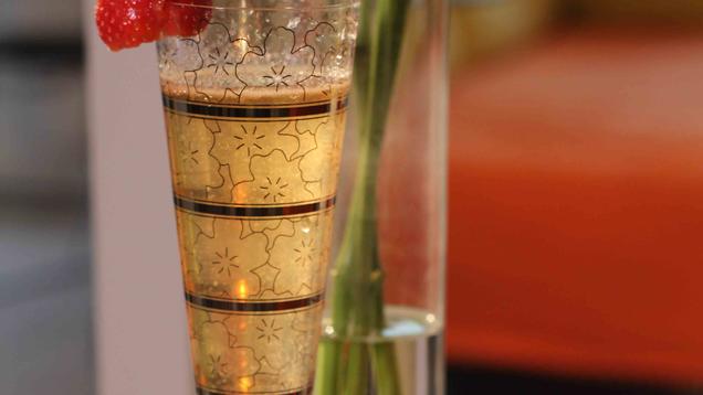 Rezept: Champagner mit Erdbeeren auf Balsamico-Creme Rezept: Champagner mit Erdbeeren auf Balsamico-Creme
