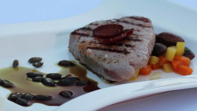 Rezept: Thunfischsteak mit Käferbohnen, Knoblauchwurst und Kürbiskernöl Rezept: Thunfischsteak mit Käferbohnen, Knoblauchwurst und Kürbiskernöl