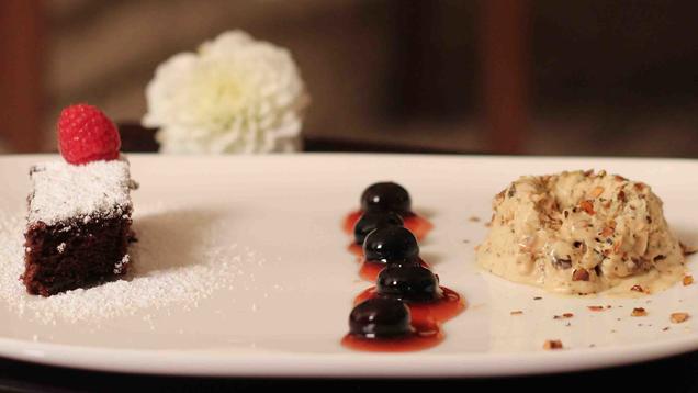 Rezept: Kürbiskernparfait mit Heidelbeerkompott und Schokokuchen Rezept: Kürbiskernparfait mit Heidelbeerkompott und Schokokuchen
