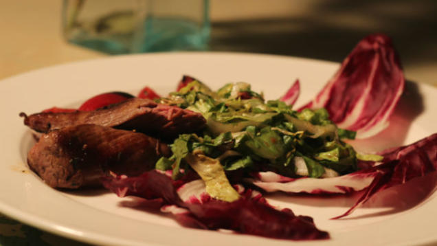 Rezept: Endiviensalat mit Liebstöckel, Speck und Lammfilet Rezept: Endiviensalat mit Liebstöckel, Speck und Lammfilet