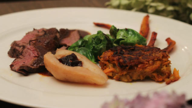 Rezept: Hirschfilet mit Juis, Süßkartoffel und Rosenkohlblätter Rezept: Hirschfilet mit Juis, Süßkartoffel und Rosenkohlblätter