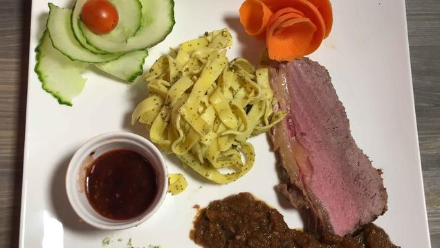 Rezept: Roastbeef mit Chicorée an Kirsch-Senf-Sauce Rezept: Roastbeef mit Chicorée an Kirsch-Senf-Sauce