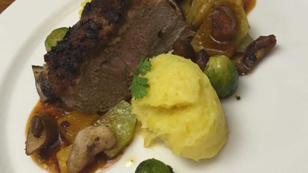Rezept: Kalbsrücken mit Dörrobstkruste, Rotsponsoße, Steinpilzen, Herbstgemüse und Püree Rezept: Kalbsrücken mit Dörrobstkruste, Rotsponsoße, Steinpilzen, Herbstgemüse und Püree