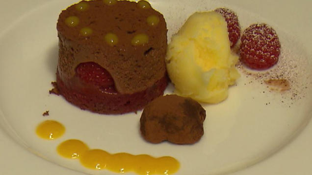 Rezept: Schokomousse-Himbeertörtchen, Schokotrüffel, Orangensorbet, Mango Rezept: Schokomousse-Himbeertörtchen, Schokotrüffel, Orangensorbet, Mango