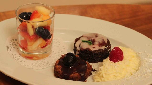 Rezept: Schoko-Mandel-Törtchen und Mohntörtchen mit weißer Mousse au Chocolat und Obstsalat Rezept: Schoko-Mandel-Törtchen und Mohntörtchen mit weißer Mousse au Chocolat und Obstsalat