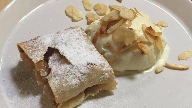 Rezept: Kerniger Apfelstrudel mit selbstgemachtem Vanilleeis Rezept: Kerniger Apfelstrudel mit selbstgemachtem Vanilleeis