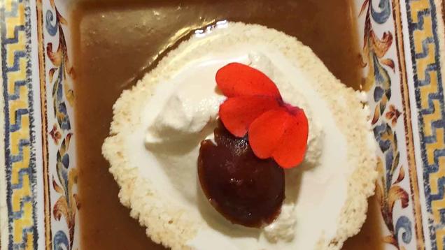 Rezept: Weißes Basilikumeis auf einer Rotweinpflaumen-Reduktion Rezept: Weißes Basilikumeis auf einer Rotweinpflaumen-Reduktion