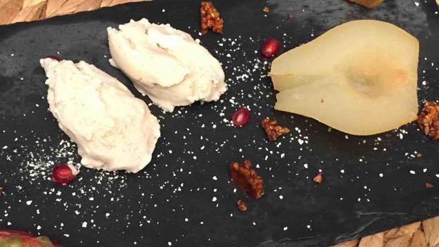Rezept: Geschmorte Birne im Knuspermantel mit Mandel-Tonkabohnen-Eis Rezept: Geschmorte Birne im Knuspermantel mit Mandel-Tonkabohnen-Eis
