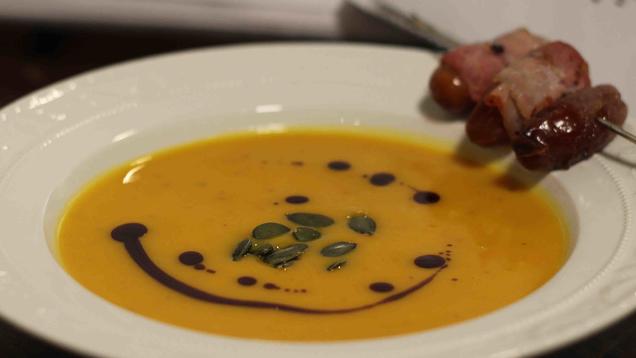 Rezept: Kürbiscreme-Suppe mit Dattelspieß Rezept: Kürbiscreme-Suppe mit Dattelspieß