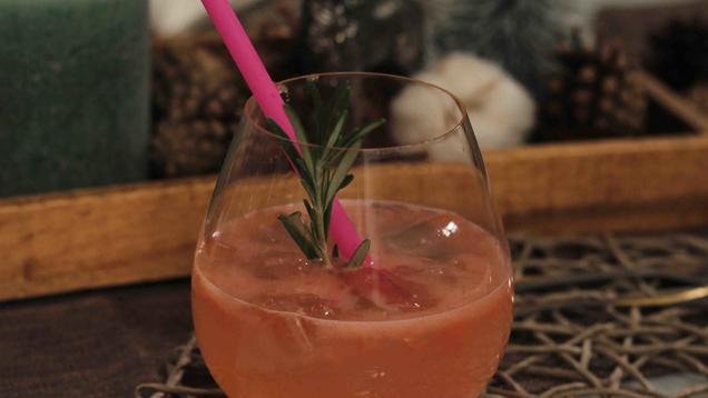 Rezept: Pink Grapefruit Rosemary Greyhound Rezept: Pink Grapefruit Rosemary Greyhound