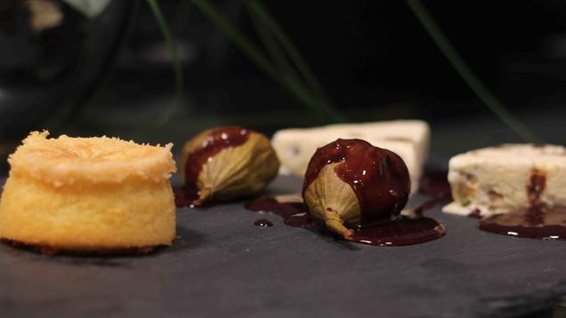 Rezept: Lebkuchen-Parfait mit Feigen sowie Schokoküchlein mit flüssigem Kern an Rotweinsoße Rezept: Lebkuchen-Parfait mit Feigen sowie Schokoküchlein mit flüssigem Kern an Rotweinsoße