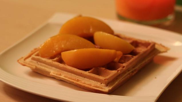 Rezept: Vanille-Waffeln mit karamellisiertem Pfirsich dazu Honig Rezept: Vanille-Waffeln mit karamellisiertem Pfirsich dazu Honig