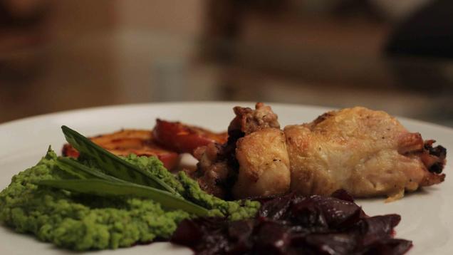 Rezept: Hähnchenkeulen mit Blutwurst gefüllt, Cassis-Zwiebeln, Erbsenpüree und Chili-Äpfeln Rezept: Hähnchenkeulen mit Blutwurst gefüllt, Cassis-Zwiebeln, Erbsenpüree und Chili-Äpfeln