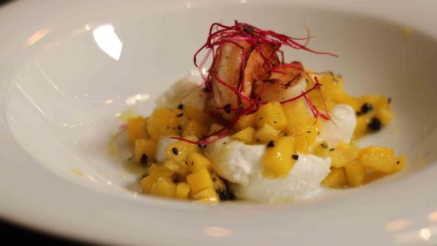 Rezept: Büffelmozzarella mit Mango, fermentiertem Pfeffer und Riesengarnele Rezept: Büffelmozzarella mit Mango, fermentiertem Pfeffer und Riesengarnele