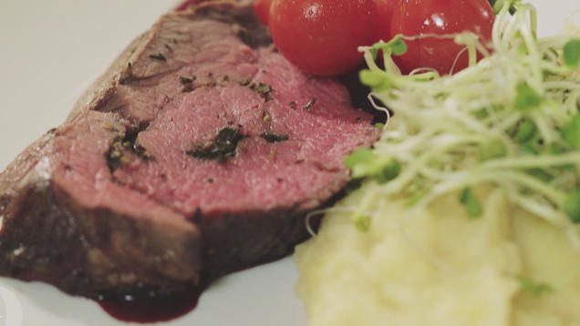 Rezept: Kräuter-Rinderrolle mit Kartoffel-Sellerie Stampf Rezept: Kräuter-Rinderrolle mit Kartoffel-Sellerie Stampf