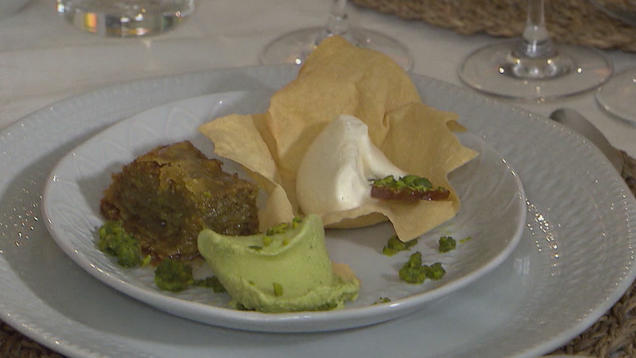 Rezept: Orangenblüten-Mousse im Nest, dazu Baklava und Pistazien-Eis Rezept: Orangenblüten-Mousse im Nest, dazu Baklava und Pistazien-Eis