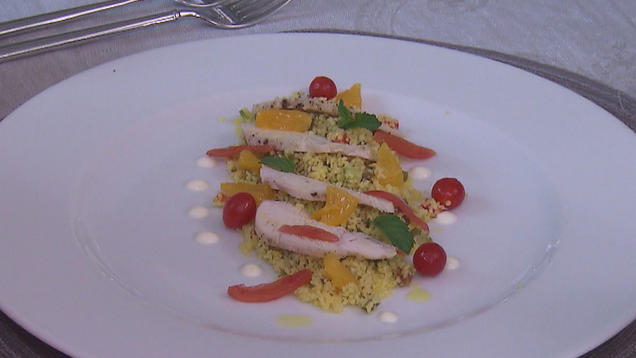 Rezept: Salat vom Bauernhuhn auf französischem Couscous mit Orangen-Minz-Vinaigrette Rezept: Salat vom Bauernhuhn auf französischem Couscous mit Orangen-Minz-Vinaigrette