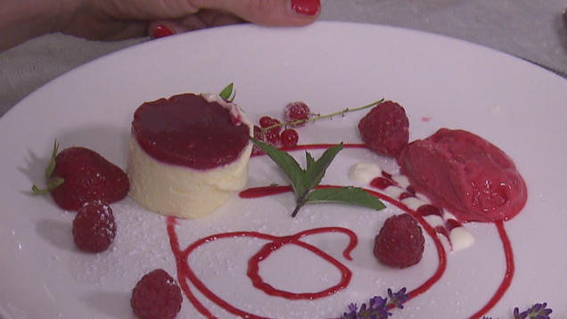 Rezept: Variation aus bayrischer Topfencreme mit Himbeer-Rhabarberspiegel Rezept: Variation aus bayrischer Topfencreme mit Himbeer-Rhabarberspiegel