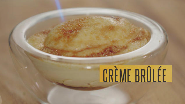 Rezept: Crème brûlée mit Sauerrahm-Eis, Pfirsichsud und weißem Spargel (Juan Amador) Rezept: Crème brûlée mit Sauerrahm-Eis, Pfirsichsud und weißem Spargel (Juan Amador)