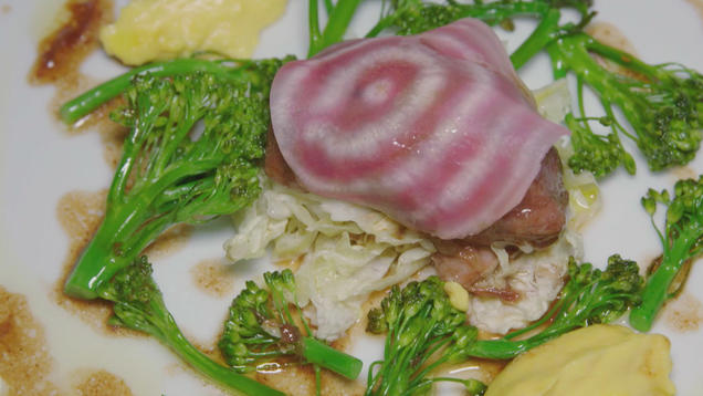 Rezept: Konfierte Schweinebacke mit entsaftetem Mais und wildem Brokkoli (Alexander Kumptner) Rezept: Konfierte Schweinebacke mit entsaftetem Mais und wildem Brokkoli (Alexander Kumptner)