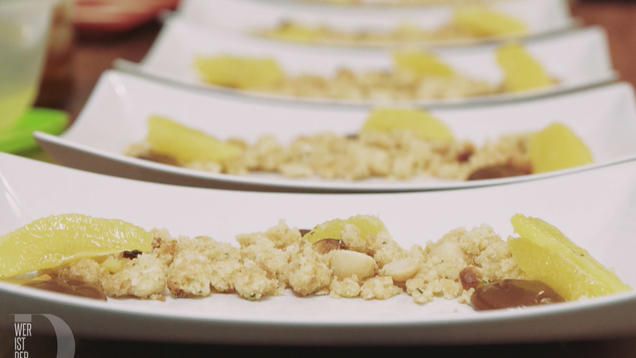 Rezept: Honig-Thymian-Parfait auf Macadamiastreuseln an geflämmten Orangen und Salzkaramell Rezept: Honig-Thymian-Parfait auf Macadamiastreuseln an geflämmten Orangen und Salzkaramell